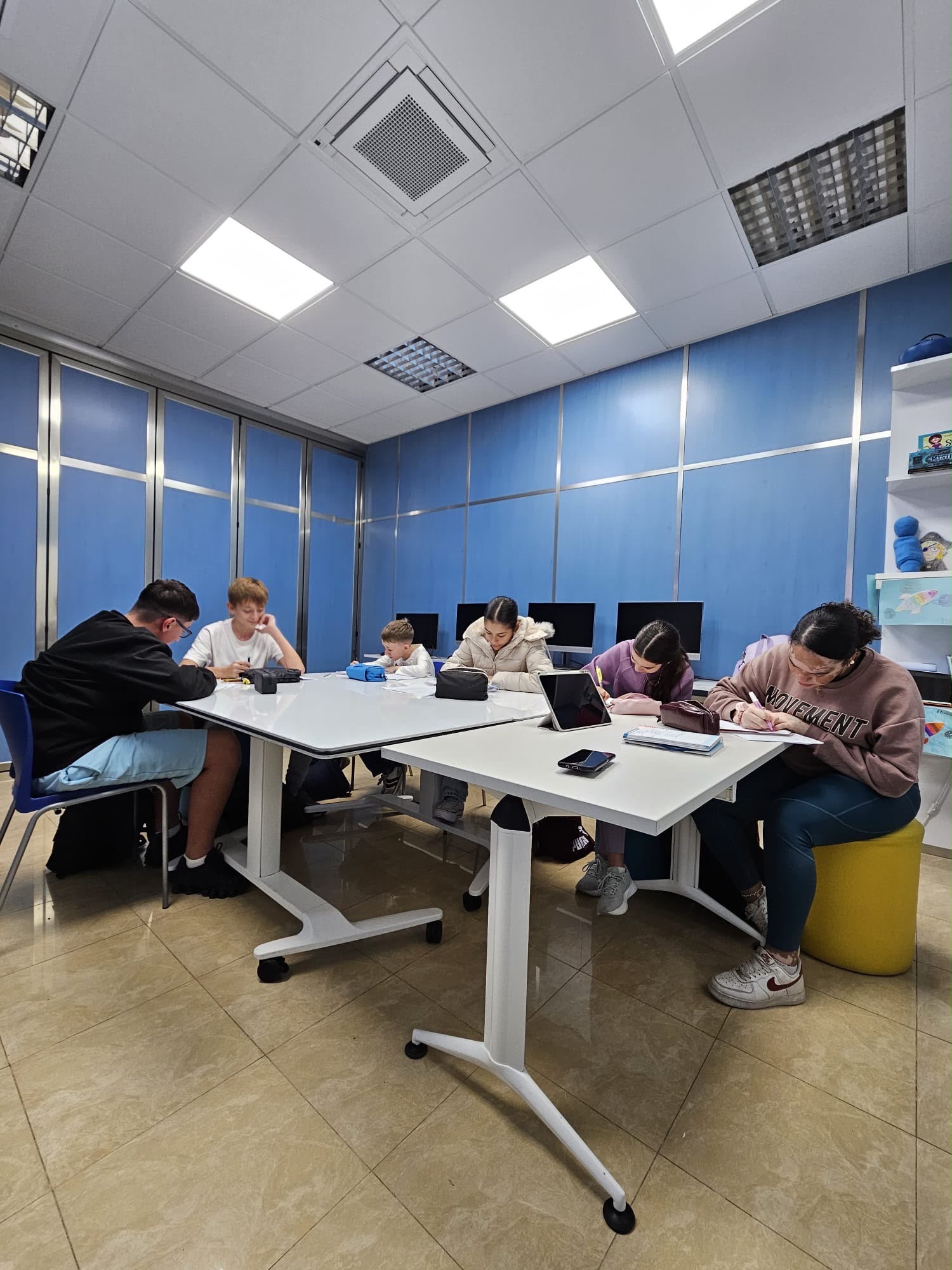Alumnos de Secundaria trabajando en la sala de estudio de DIDAL