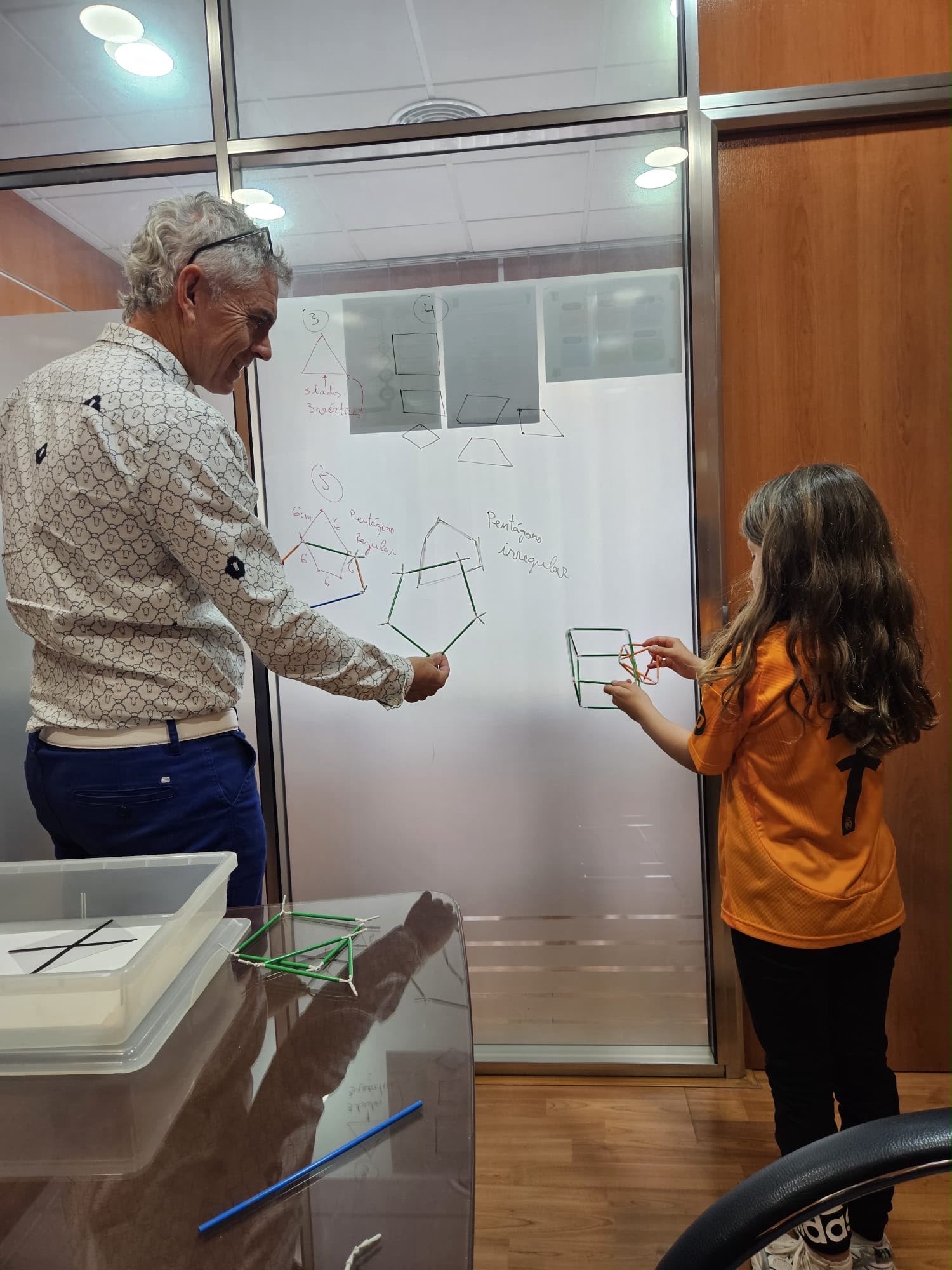Profesor de DIDAL trabajando la geometría con material manipulativo junto a una alumna de Primaria